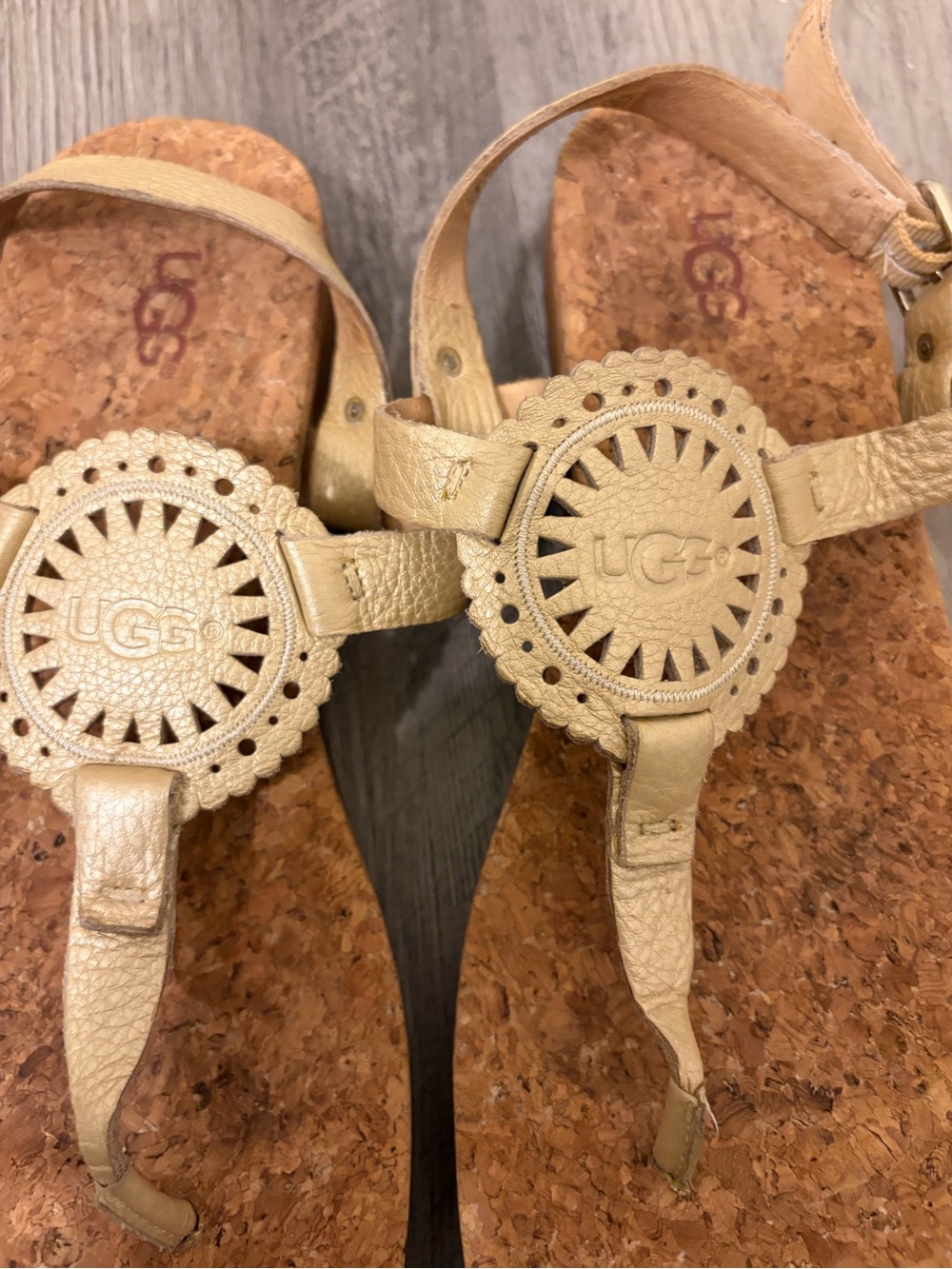 UGG Ayden II Women's Gold Leather Sandal Size 7.5 - Picture 3 of 8